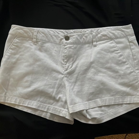White volcom shorts - Picture 1 of 4
